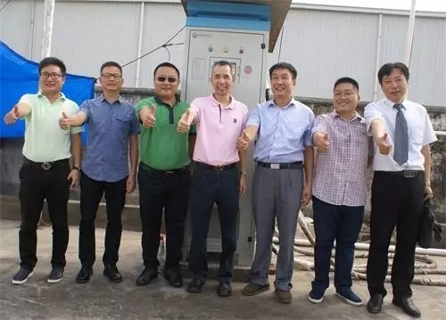 政府、公交公司、车企、充电桩厂家代表合影