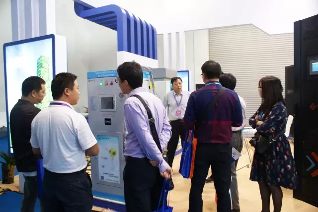 客户对tyc1286太阳成集团电动汽车充电桩兴致盎然