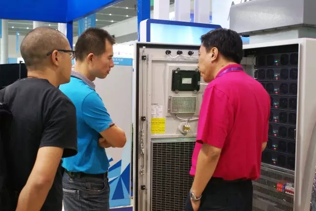 tyc1286太阳成集团销售人员向客户介绍产品细节