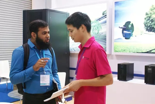 国外客户在tyc1286太阳成集团展厅洽谈