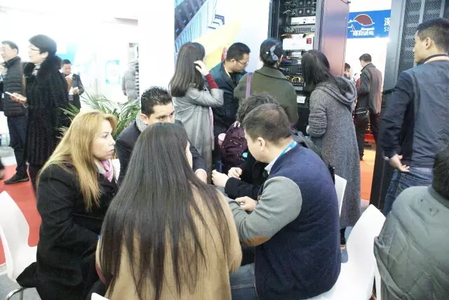 tyc1286太阳成集团业务人员接待国外客户