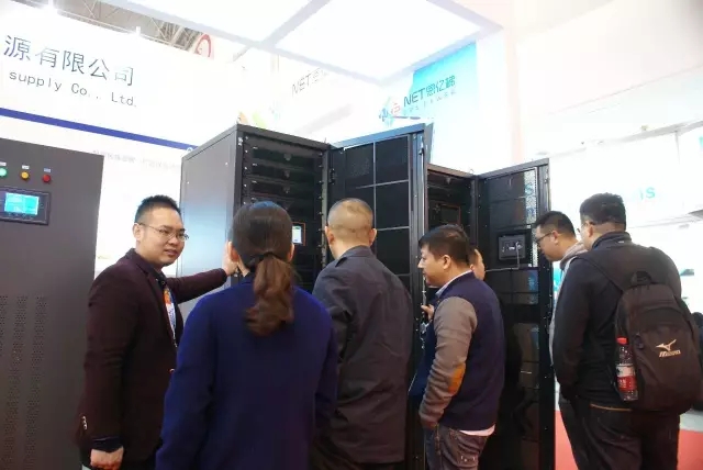 tyc1286太阳成集团销售人员向客户介绍产品细节