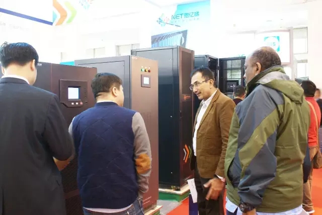 tyc1286太阳成集团销售人员向客户介绍产品细节